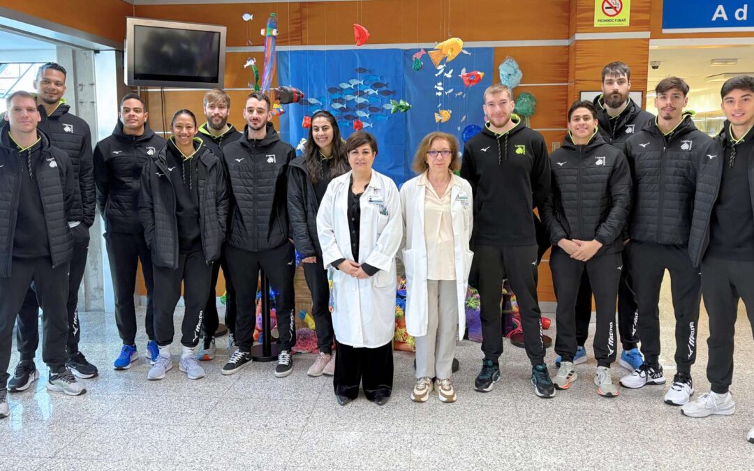 El UC3M Voleibol Leganés comparte ilusión y espíritu navideño en el Hospital Universitario Severo Ochoa