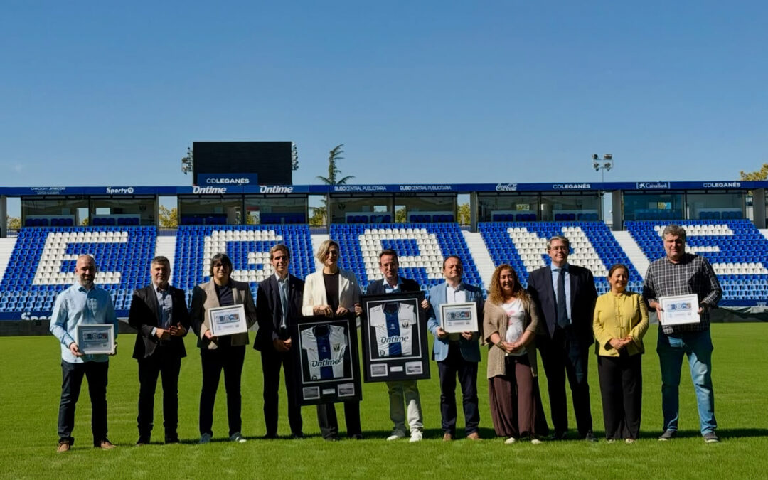 Orgullo pepinero: el Club Voleibol Leganés recibe el brazalete conmemorativo de los 400 años de Leganés como Villa